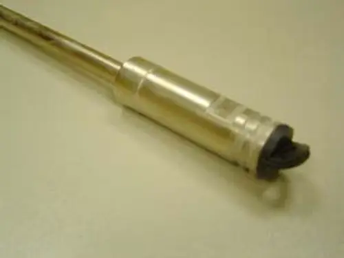 Düsenschaft von Remeha mit einem schlanken, metallischen Design und einer Gummispitze. Das Objekt hat eine nahtlose Oberfläche ohne Heizfunktion.